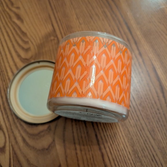 Bath & Body Works Peach Bellini scented candle - NEW - Picture 4 of 5